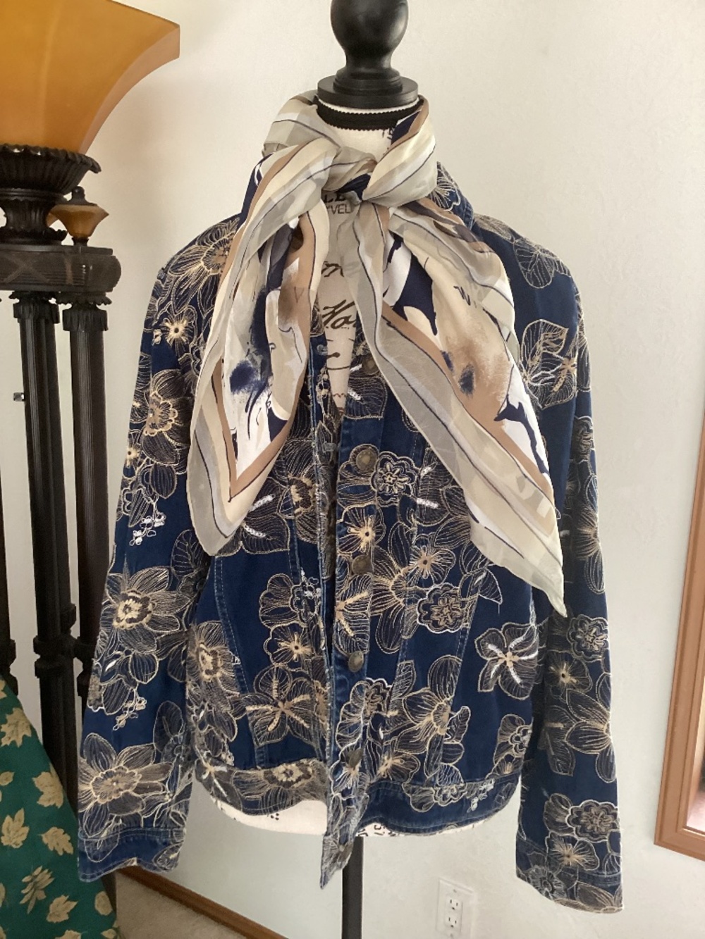NU INFLUENCE Beautiful Floral Embroidered Jean Denim Button Front Jacket🦋